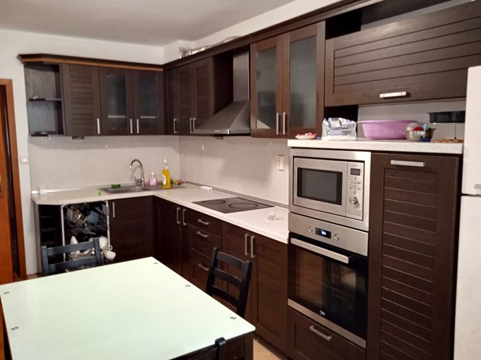 A two-bedroom apartment, fully furnished, near the Medical University.