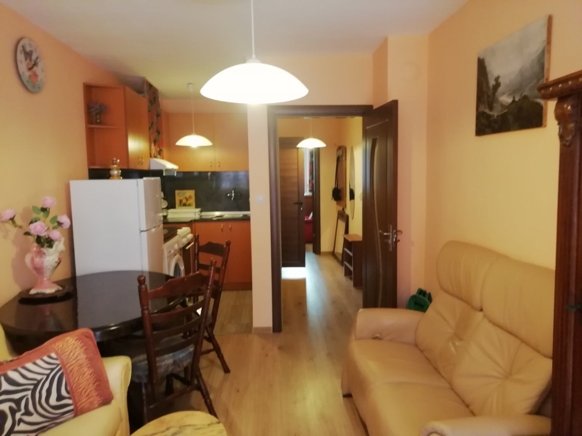 Двустаен обзаведен апартамент на метри от МУ-Варна!