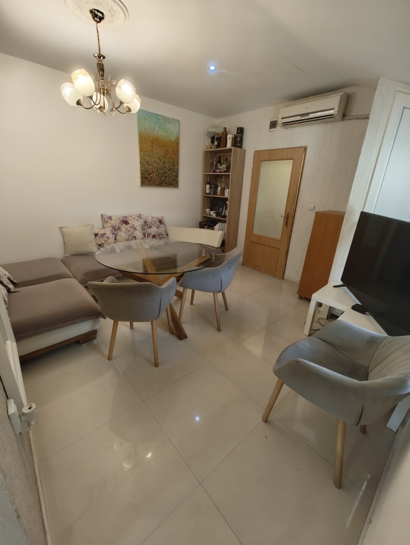 Апартмент с 4 спални, напълно обзаведен етаж от къща